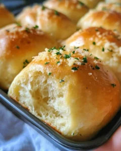 30-Minute Garlic Parmesan Dinner Rolls